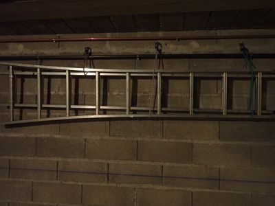 une photo d'une échelle accrochée au mur