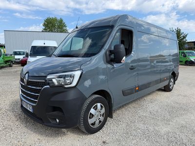 La camionnette grise est garée sur un parking avec d'autres véhicules.