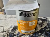 un gros plan sur un pot de peinture posé sur une table