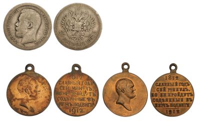 four medals of the first world war are displayed on a white surface