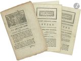 trois vieux livres empilés les uns sur les autres sur une table