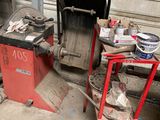 une photo d'un garage avec des outils par terre
