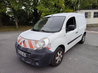 une camionnette blanche garée sur le parking