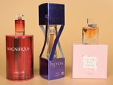 des flacons de parfum et un coffret de parfum posés sur une table