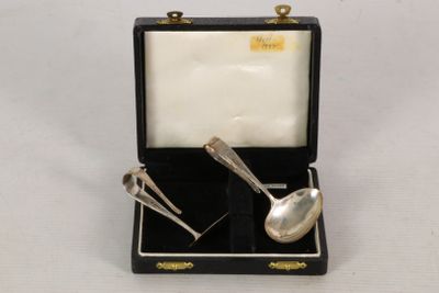 une cuillère en argent et un service de cuillères dans un coffret noir