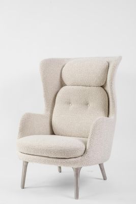une chaise blanche avec une assise rembourrée beige et des pieds