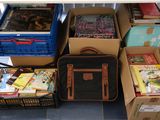 de nombreux cartons de livres posés les uns à côté des autres sur le sol