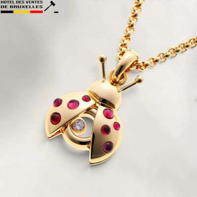 Collier avec une coccinelle en or et des rubis, monté sur une chaîne plaquée or