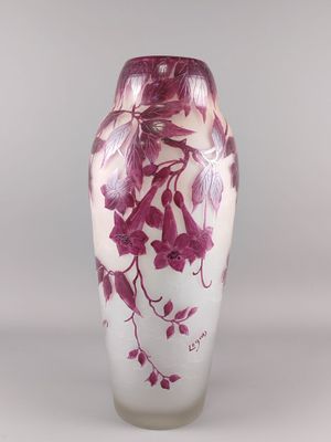 vase violet et blanc orné de fleurs violettes sur fond blanc