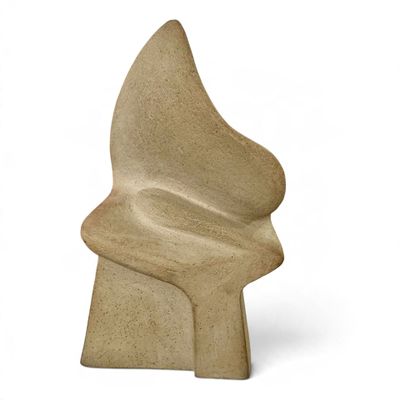 sculpture représentant le visage d'une femme, réalisée en pierre sur fond blanc