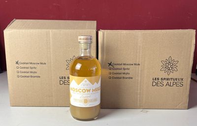 une bouteille de vin à côté d'un carton de vin