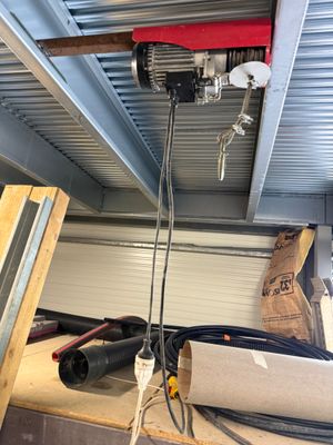 une photo d'un garage avec un ventilateur de plafond et quelques outils