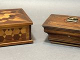 deux petites boîtes en bois posées l'une à côté de l'autre sur une table