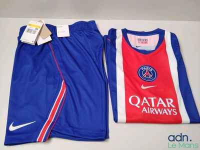 un gros plan sur une paire de maillots de football bleus et rouges