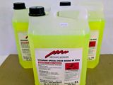 trois bouteilles contenant un liquide jaune posées sur une table en bois