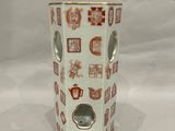 un vase blanc orné de motifs rouges et blancs