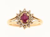 un gros plan d'une bague ornée d'un rubis entouré de diamants