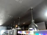 les nombreuses lampes suspendues au plafond de la pièce