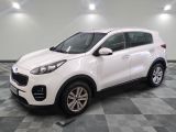le 4x4 blanc est garé sur un carrelage à carreaux