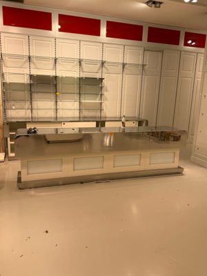 Comptoir recouvert de métal chromé, Meuble de caisse bois la…