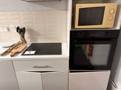 une petite cuisine équipée d'un micro-ondes et d'un lave-vaisselle