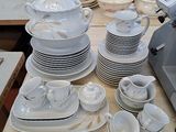 beaucoup de vaisselle et de tasses sur la table