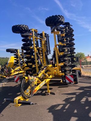 un tracteur avec tout un tas de pneus à l'arrière