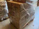 une grande pile de cartons sur une palette dans un entrepôt