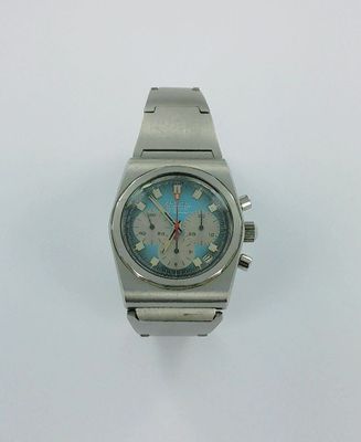 une image représentant une montre argentée au cadran bleu sur un fond blanc