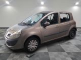 la photo d'une petite voiture garée dans un garage