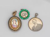 un lot de trois cadenas ornés d'une image représentant un homme et une femme