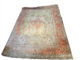 un vieux tapis dont le motif est très défraîchi