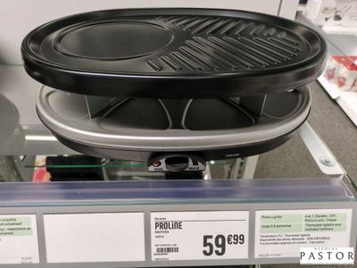 une poêle noire et argentée exposée dans un magasin