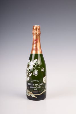 gros plan d'une bouteille de champagne sur une surface blanche