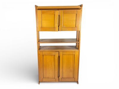 Maison REGAIN vers 1970 Buffet deux corps en orme ouvrant pa…