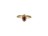 une bague en or sertie d'un rubis ovale entouré de petits diamants blancs