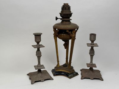 trois bougies placées l'une à côté de l'autre sur une table