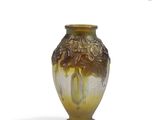un vase en verre orné d'un motif sur fond blanc