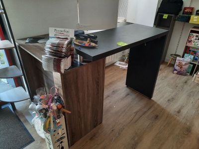 a desk that has a bunch of magazines on it