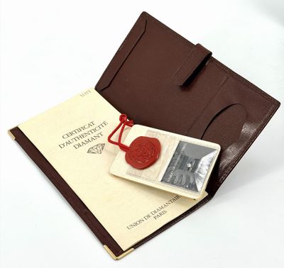 étui à passeport en cuir marron, orné d'un cachet de cire rouge et d'un porte-passeport
