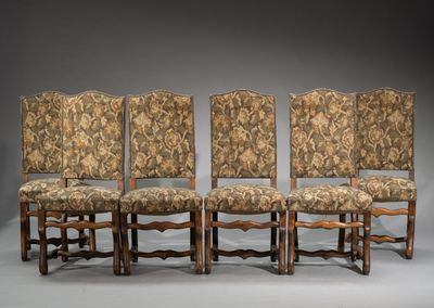 Suite de six chaises à haut dossier, le piètement dit à os d…