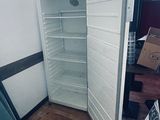un réfrigérateur ouvert dans un coin de la pièce