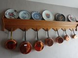 de nombreuses casseroles et poêles accrochées au mur