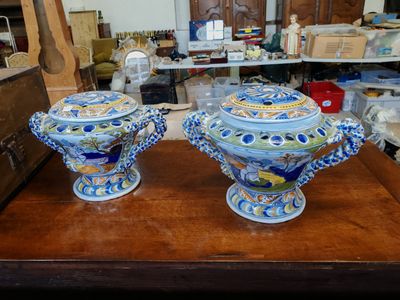 deux vases bleus et blancs posés sur une table en bois