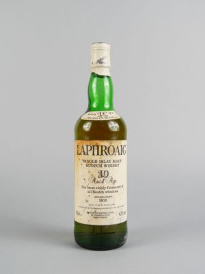 une bouteille de whisky Laphroaig sur fond gris