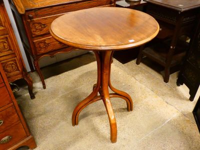 une petite table avec un plateau en bois dans une pièce