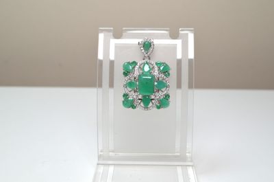 une vitrine en verre sur laquelle est posée une paire de boucles d'oreilles