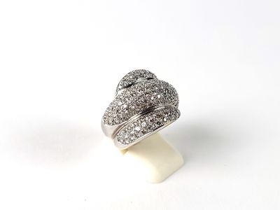 une image représentant une bague en diamant en forme de cœur posée sur une surface blanche