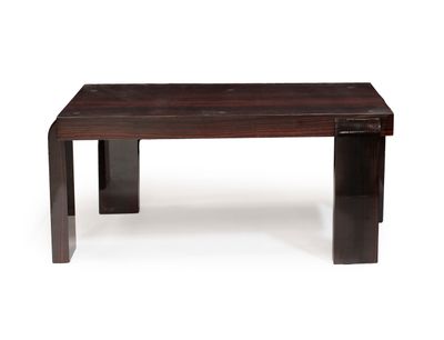 La table est en bois et possède un piètement en métal.