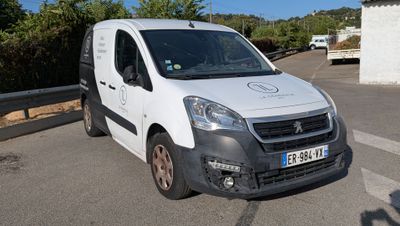 une camionnette blanche garée sur le bord de la route
